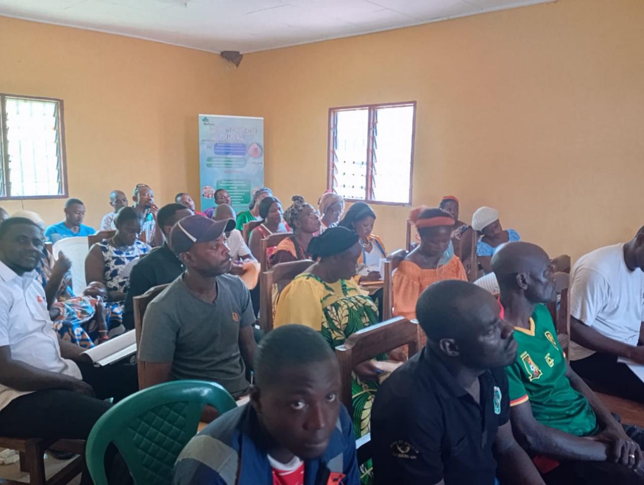 Vue de la salle de concertation — pêcheurs et fumeuses de poissons, Ebodjé